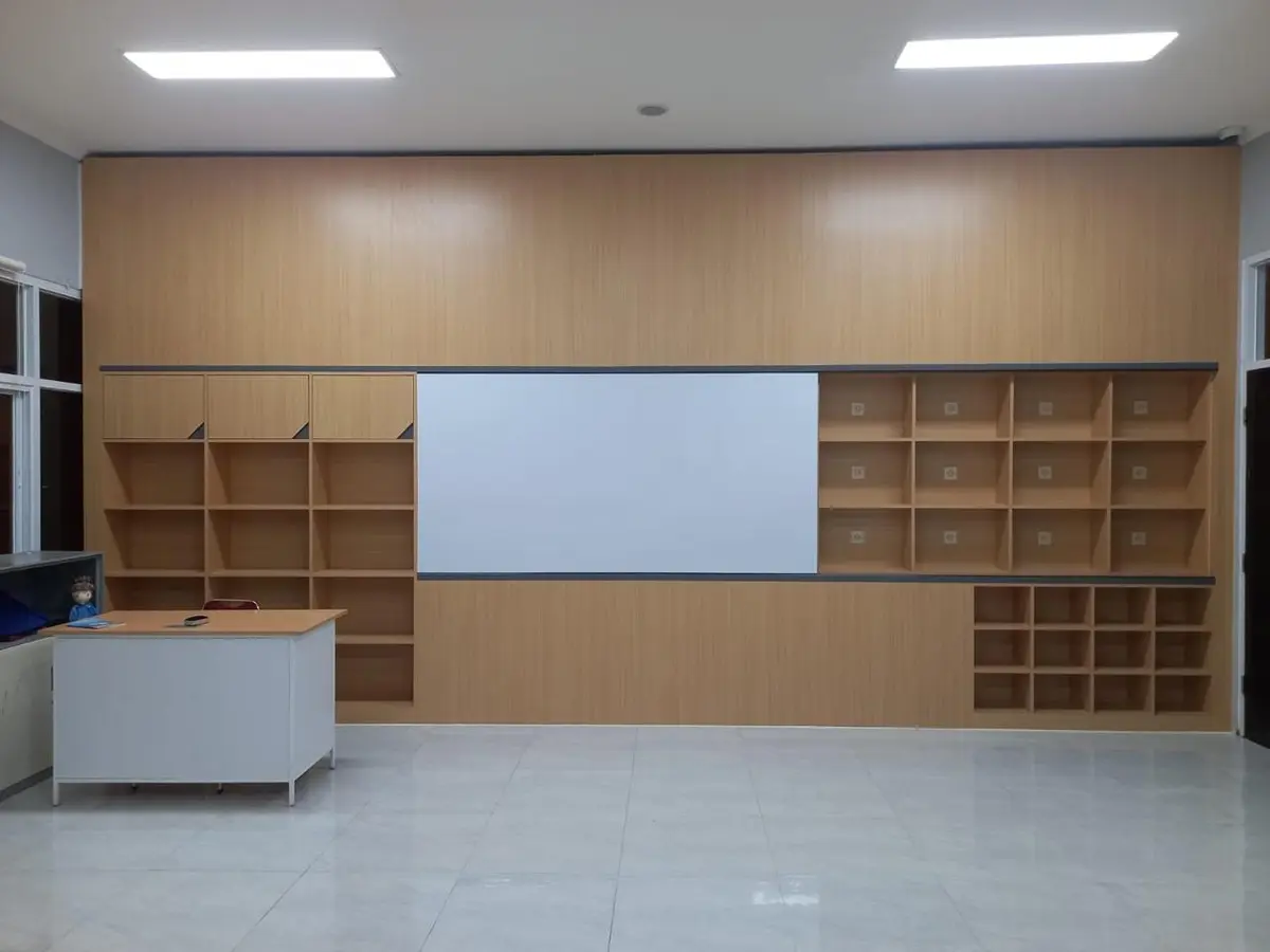 Dinding Ruang Kelas 8D dengan rak sekat, loker, dan papan tulis