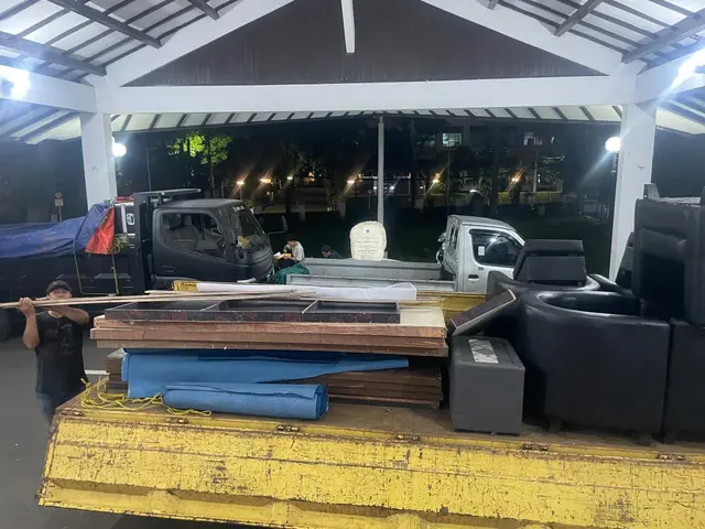 Perlengkapan acara di atas truk bak terbuka pada malam hari