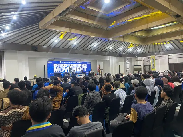 Peserta seminar menghadap panggung